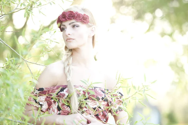 Loira vestindo uma coroa de flores — Fotografia de Stock