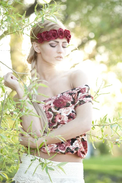 Πανέμορφη ξανθιά που φοράει κόκκινο τριαντάφυλλο στέμμα — Φωτογραφία Αρχείου