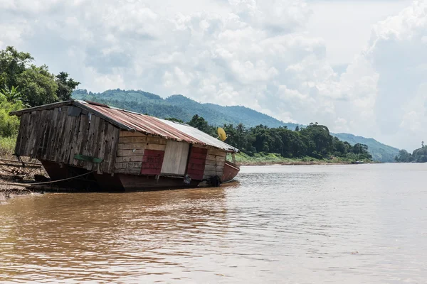 Casa flotante en el río Mekong — Foto de Stock