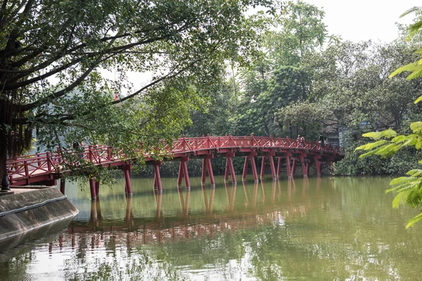 Huc Bridge on Hoan Kiem — стокове фото