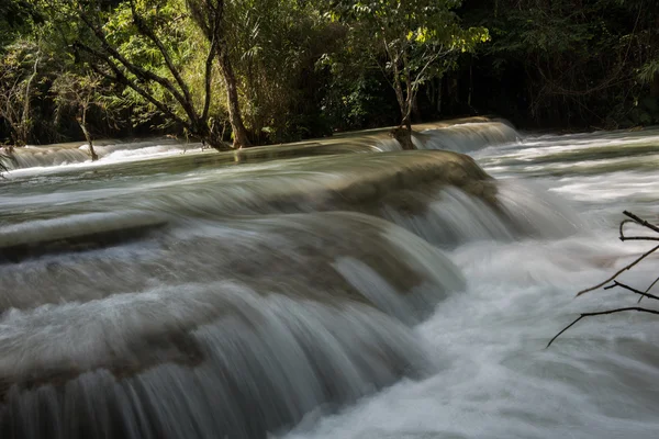 Kuang Si Falls przez Las — Zdjęcie stockowe