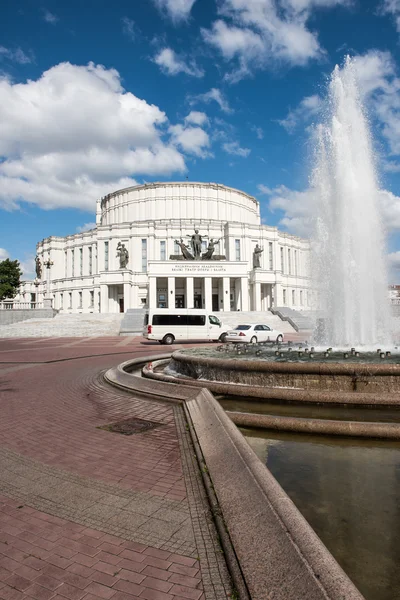 Opéra national le jour ensoleillé — Photo