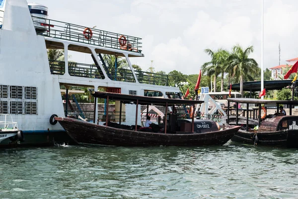 Gamla stans och båtar i Ha Long Bay — Stockfoto