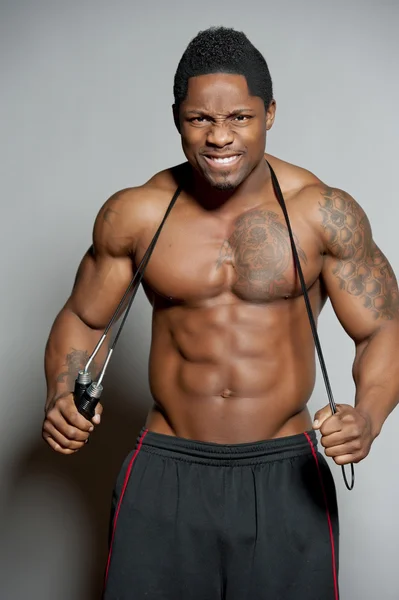 Afrikanisch-amerikanischer Bodybuilder mit Springseil — Stockfoto