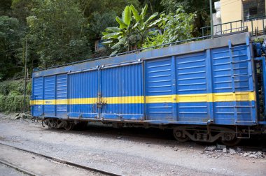 güneşli bir demiryolu araç