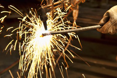 Bir meşale kullanarak bir metal fabricator
