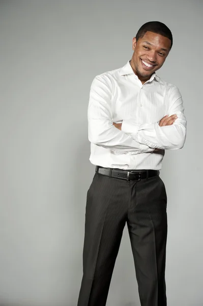 Vonzó boldog szakmai fiatal fekete férfi — Stock Fotó