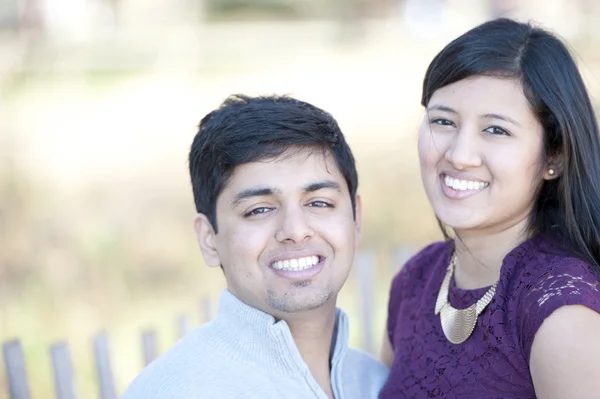 Jeune couple indien heureux portrait — Photo