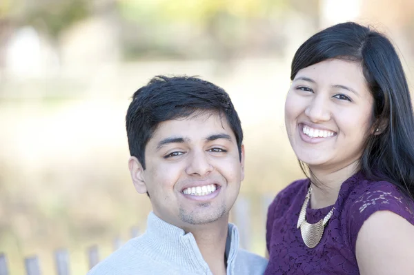 Portret młodego szczęśliwa para indyjskich — Zdjęcie stockowe