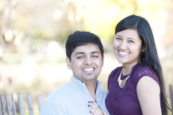 Jeune couple indien heureux portrait — Photo