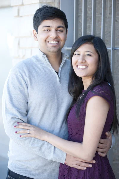 Jovem casal indiano feliz — Fotografia de Stock