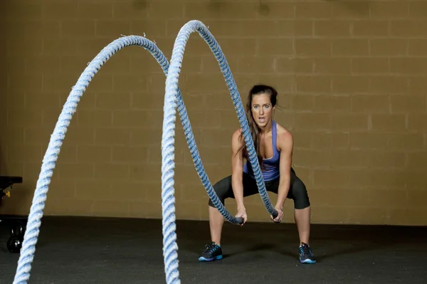 Femme utilisant des cordes d'entraînement — Photo