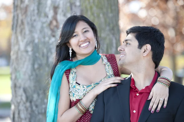Nuori onnellinen intialainen pari — kuvapankkivalokuva