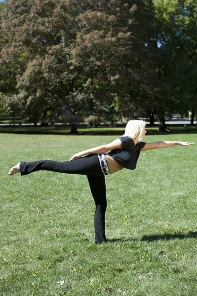 Yoga Pose door Blond meisje — Stockfoto