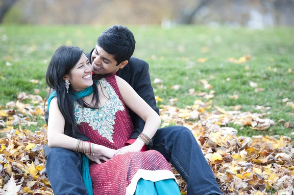 Giovane coppia indiana felice — Foto Stock