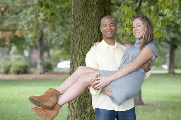 Feliz jovem casal interracial — Fotografia de Stock