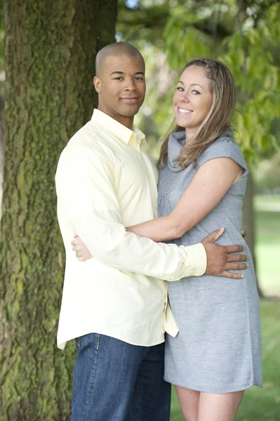 Heureux jeune couple interracial — Photo