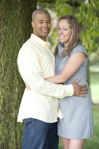 Šťastný mladý pár interracial — Stock fotografie