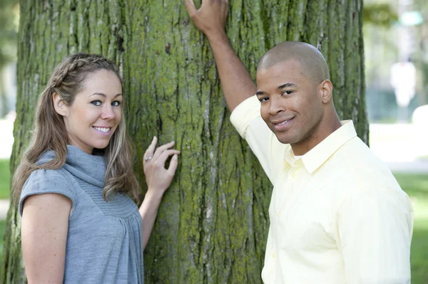 Feliz jovem casal interracial — Fotografia de Stock