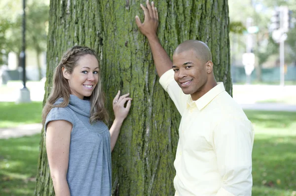 Feliz jovem casal interracial — Fotografia de Stock