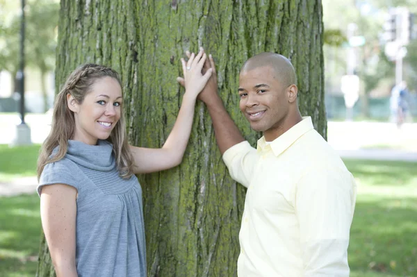 Feliz jovem casal interracial — Fotografia de Stock