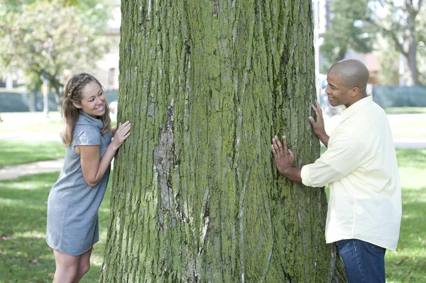 Feliz jovem casal interracial — Fotografia de Stock