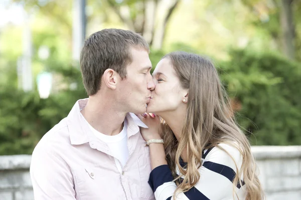 Jeune couple heureux — Photo