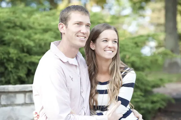 Pareja feliz joven — Foto de Stock