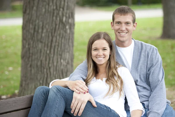 Pareja feliz joven — Foto de Stock