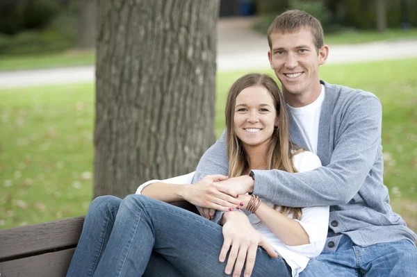 Pareja feliz joven — Foto de Stock