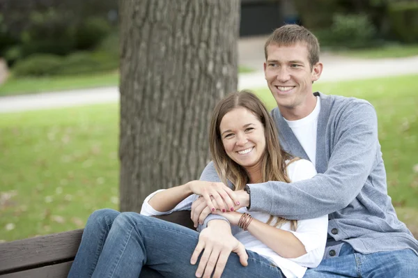 Pareja feliz joven — Foto de Stock