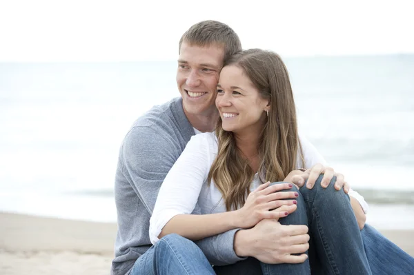 Pareja feliz joven — Foto de Stock