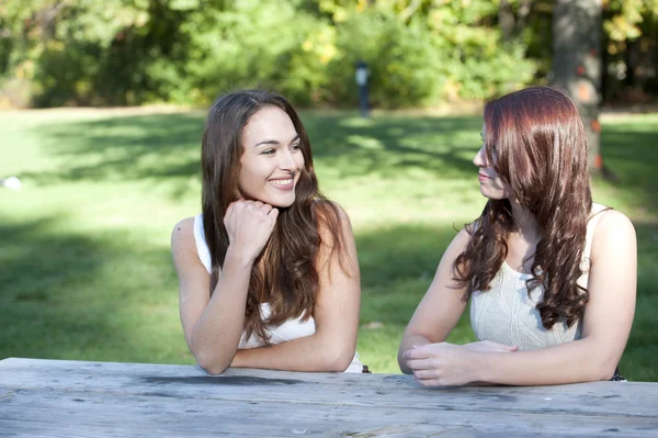 Chicas felices mirando —  Fotos de Stock