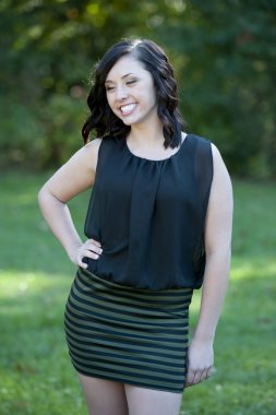 mutlu genç kız açık havada