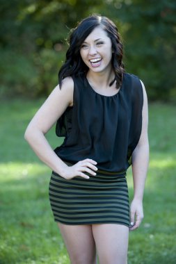 mutlu genç kız açık havada