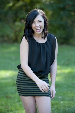 mutlu genç kız açık havada