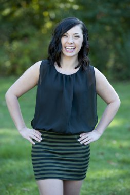 mutlu genç kız açık havada