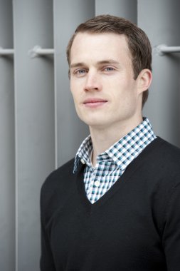 İyi görünümlü genç erkek