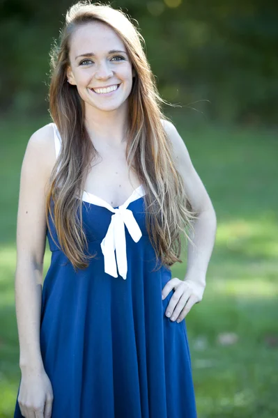 Feliz chica joven al aire libre — Foto de Stock