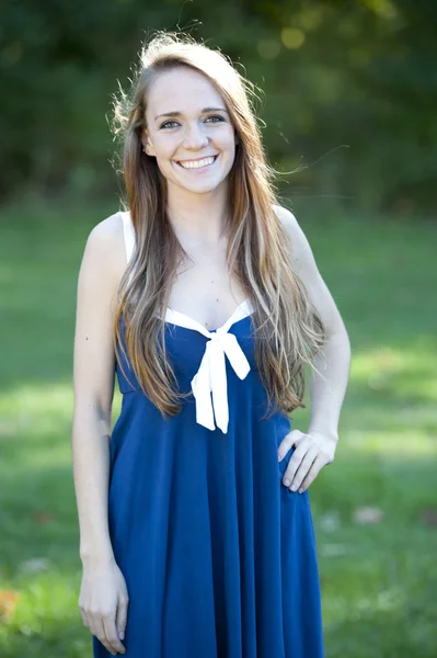 Feliz chica joven al aire libre — Foto de Stock