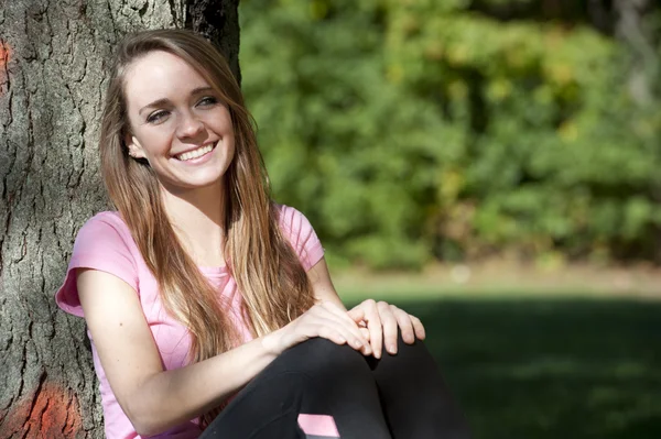 Glückliches junges Mädchen — Stockfoto