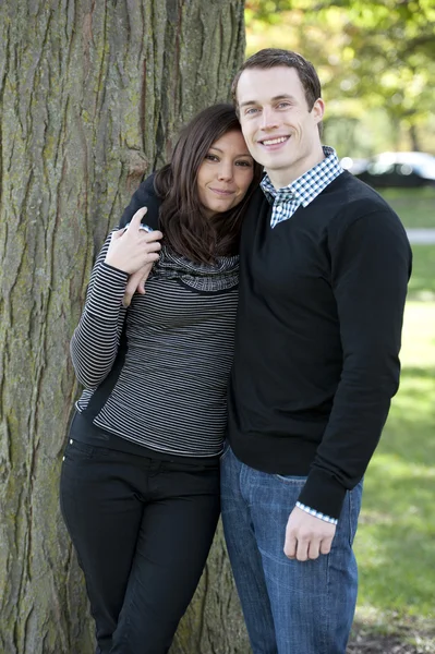 Feliz pareja joven — Foto de Stock