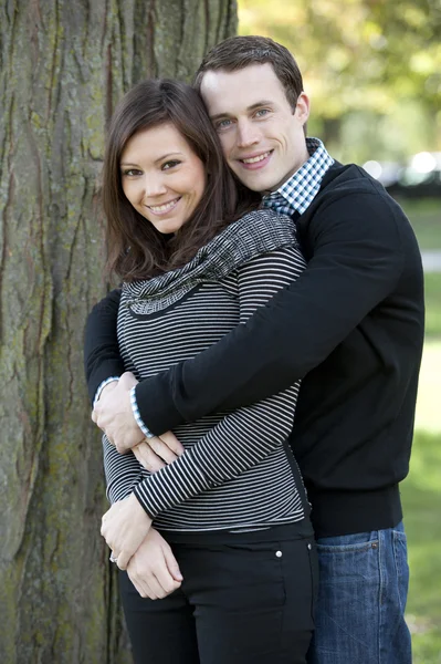 Feliz pareja joven — Foto de Stock