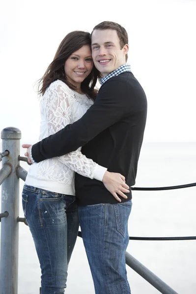 Feliz pareja joven — Foto de Stock