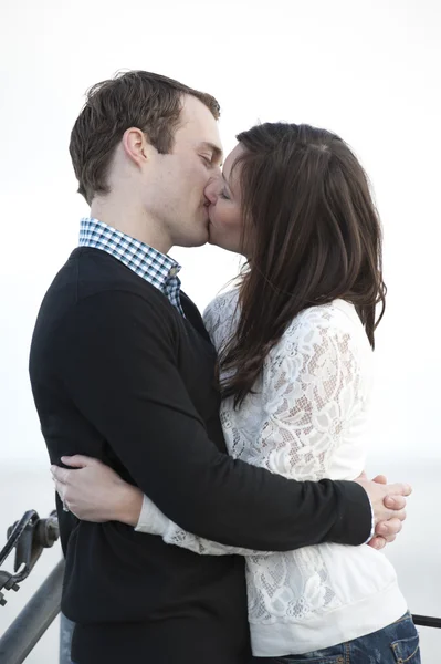 Fiatal pár csókolózás — Stock Fotó