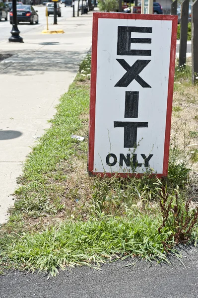 Ausfahrt nur Schild — Stockfoto