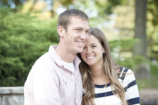 Jovem casal feliz — Fotografia de Stock