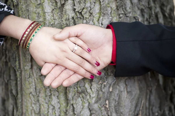Índio casal noivado mãos — Fotografia de Stock