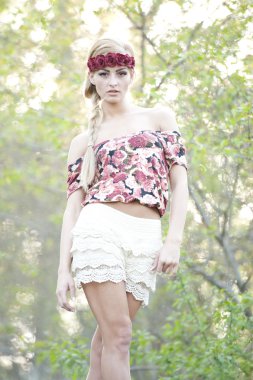 Kırmızı çiçek taç muhteşem sarışın