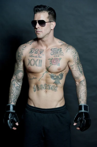 Güneş gözlüğü takıyor poz çekici beyaz erkek vücut Oluşturucu